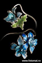 macrofotografie bratara aur alb si pietre pretioase