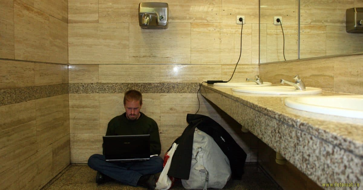 Un creator pasionat de continut, articole SEO si creare de cod sursă lucrează în WC creator de continut SEO, articole optimizate